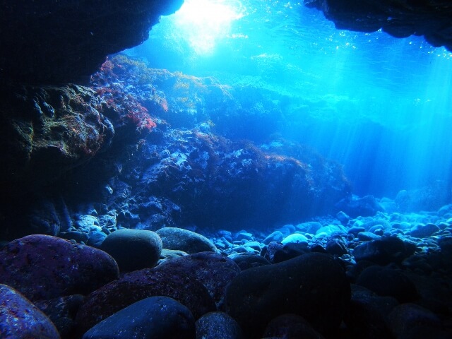 美しい海中洞窟 f